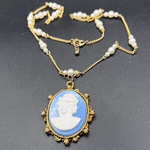 Vintage Denise cameo pearl necklace